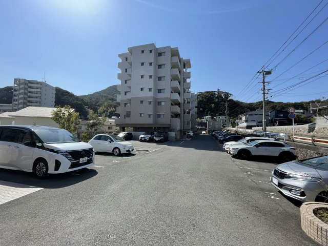 アルファスマート滑石中央の駐車場