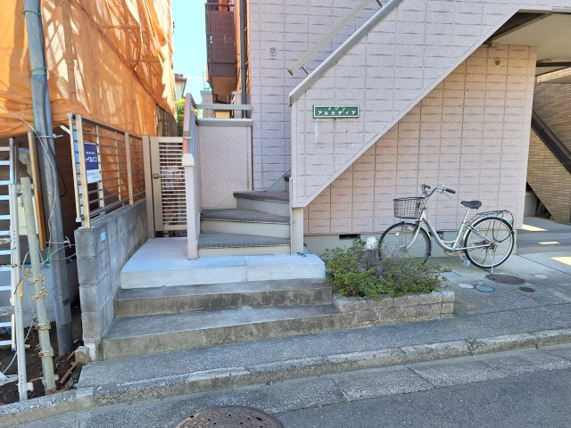 川口市飯塚４丁目の賃貸マンションのエントランス