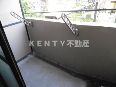 【バルコニー】 | メゾン・ド・ヴィレ品川 | 外からの目が気にならないバルコニーで洗濯物が干せます