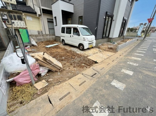 三郷市高州1丁目　新築戸建　全1棟の駐車場|前面道路含む現地写真です。