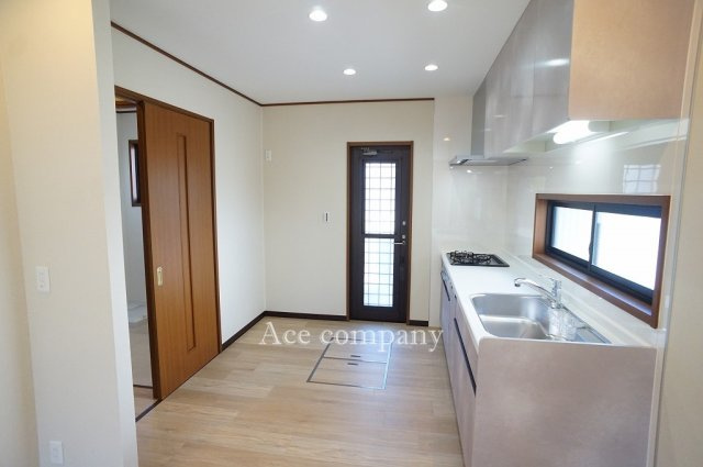 【キッチン】 | 八尾市久宝園2丁目 | キッチンサイドに勝手口付き♪こちらが道路に面しています♪床下収納付きです♪