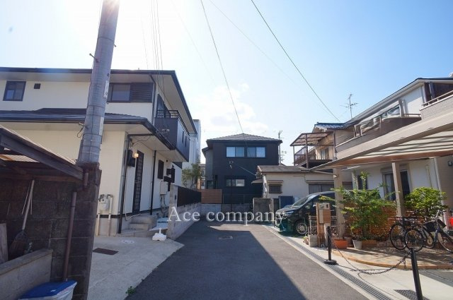 【前面道路含む現地写真】 | 八尾市久宝園2丁目 | 前道は車両の通り抜けができず、交通量少なめです♪道路側に勝手口があります♪