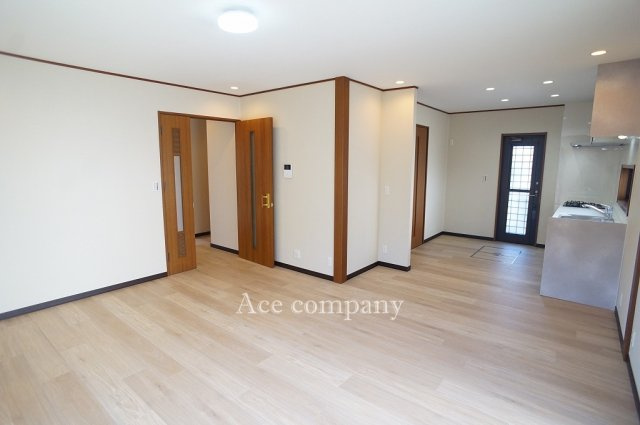 【居間・リビング】 | 八尾市久宝園2丁目 | 【LDK：約16帖】クロス貼替え、床フロアタイル張替え、ダウンライト新設、リペア・室内クリーニング済みです☆