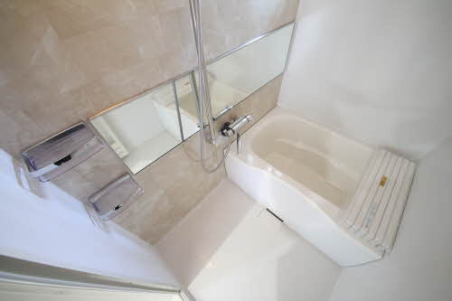 フレグランスガーデンB棟の浴室|日々の疲れを癒すお風呂付です