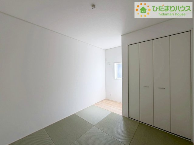 いわき市常磐西郷町第１０　新築戸建　3号棟の和室|リビングと隣り合わせにあるお部屋！扉を閉めれば、来客用の部屋として使えます♪