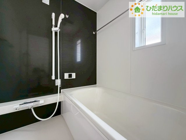 いわき市常磐西郷町第１０　新築戸建　3号棟の浴室|浴室には窓があり、換気が良好です。リラックスできるバスタイムを楽しむことができ、心地よい空間を提供します。