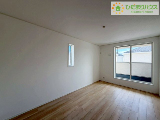 いわき市常磐西郷町第１０　新築戸建　3号棟の寝室|バルコニーに面していて、たっぷり光りの入る明るい主寝室です！