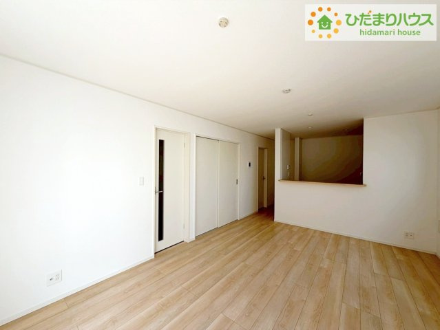 いわき市常磐西郷町第１０　新築戸建　3号棟の居間・リビング|ホワイトを基調としたLDKは、明るく上品な心地よさを演出してくれます。空間に広がりをもたらし、より一層広く感じさせてくれます。