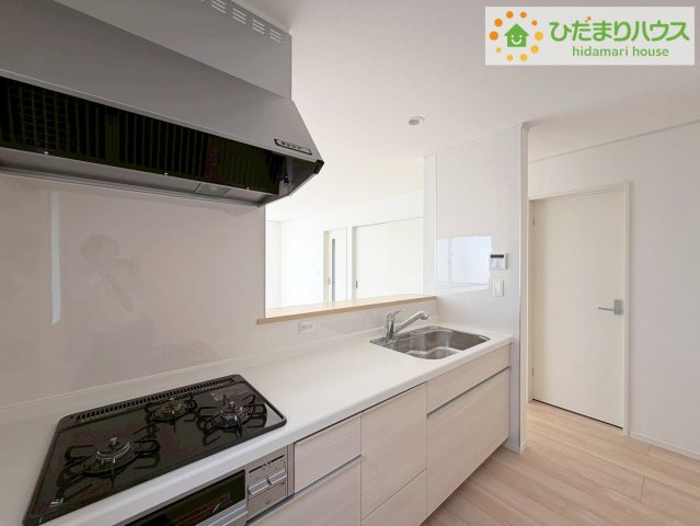 いわき市常磐西郷町第１０　新築戸建　3号棟のキッチン|料理をしながらでも、ご家族との会話を楽しめる対面式キッチン♪