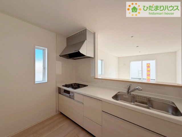 いわき市常磐西郷町第１０　新築戸建　3号棟のキッチン|シンプルなシステムキッチン♪広々としていてお料理をするのにも十分な広さがあります！お子様とお菓子作りをしたり、新しいお料理に挑戦したり毎日の家事が楽しくなりそうです！