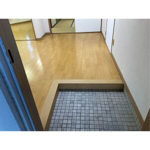 白馬ビルの玄関