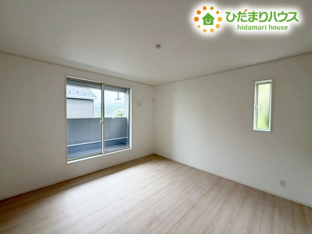 高萩市高萩第2　新築戸建　1号棟の寝室|バルコニーに面していて、たっぷり光りの入る明るい主寝室です！