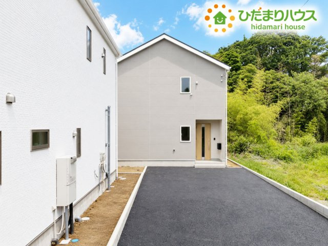 高萩市高萩第2　新築戸建　1号棟の駐車場|マイホームなら駐車場代がかかりません。しかも、自宅の駐車場で洗車ができます！今までコイン洗車に行っていた手間も省けて、節約にもつながります(^^♪