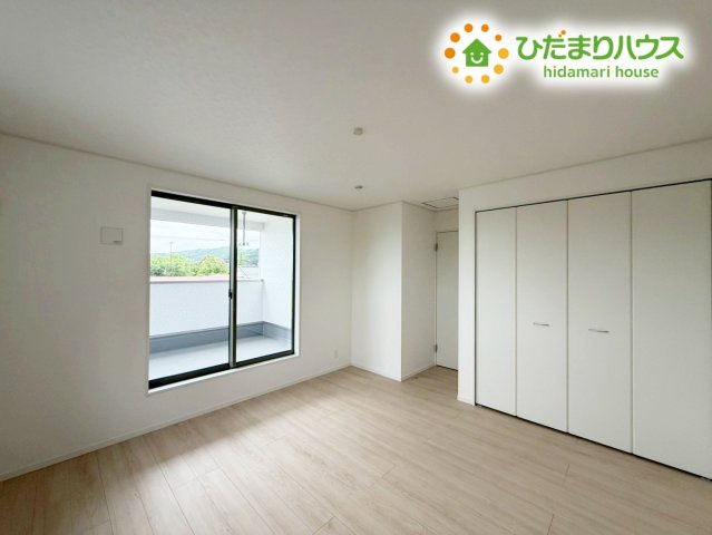高萩市高萩第2　新築戸建　2号棟の寝室|バルコニーに面していて、たっぷり光りの入る明るい主寝室です！