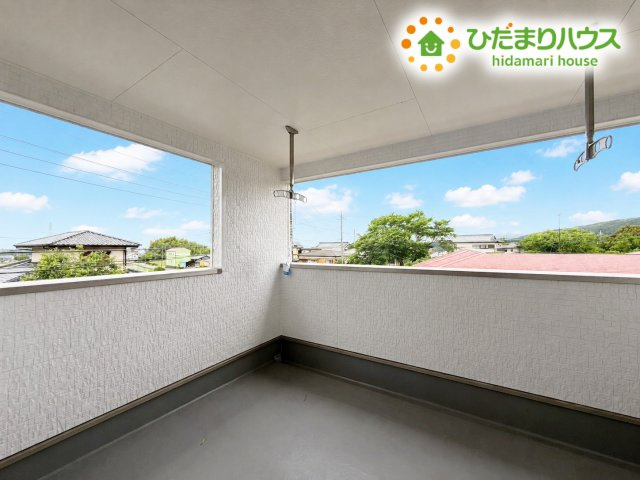 高萩市高萩第2　新築戸建　2号棟のバルコニー|広々としたバルコニーは、大量の洗濯物を干しても余裕！お布団だって、家族全員分をいっきに干せますね(^O^)