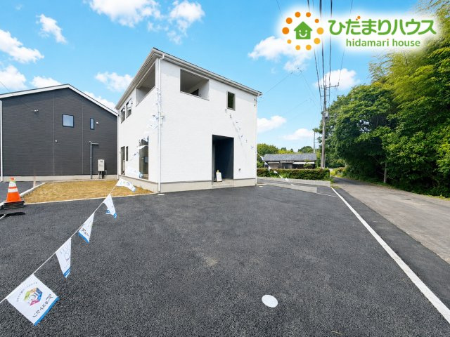 高萩市高萩第2　新築戸建　2号棟の駐車場|マイホームなら駐車場代がかかりません。しかも、自宅の駐車場で洗車ができます！今までコイン洗車に行っていた手間も省けて、節約にもつながります(^^♪