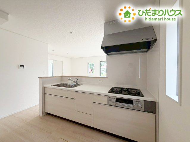 高萩市高萩第2　新築戸建　2号棟のキッチン|カウンターは少し高くなってますので、手元が隠れて来客からは見えにくくなってます♪