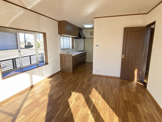 【居間・リビング】 | 筑西市藤ケ谷　中古戸建 | リビングの窓からはあたたかな日差しが差し込みます(*'▽')