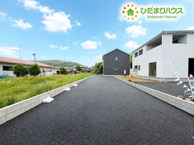 高萩市高萩第2　新築戸建　3号棟の駐車場|ゆったりとしたカースペースで、ファミリーカーや軽自動車もラクラク駐車出来ますね♪