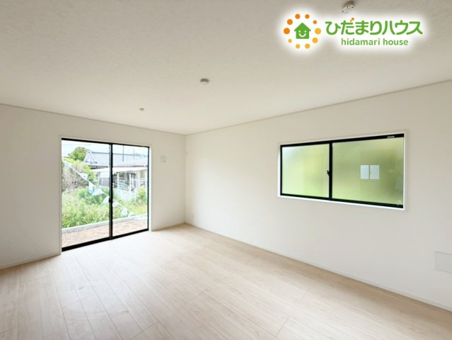 高萩市高萩第2　新築戸建　3号棟の居間・リビング|"南側にお庭があり、明るく開放感のあるリビング。
昼間は、電気いらずでエコ+節約にもなります。"