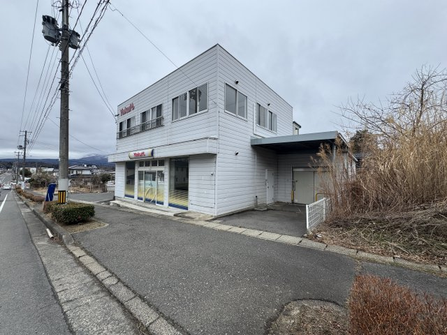 想定年間賃料　180万　想定利回り　8.1％　鉄骨造の外観