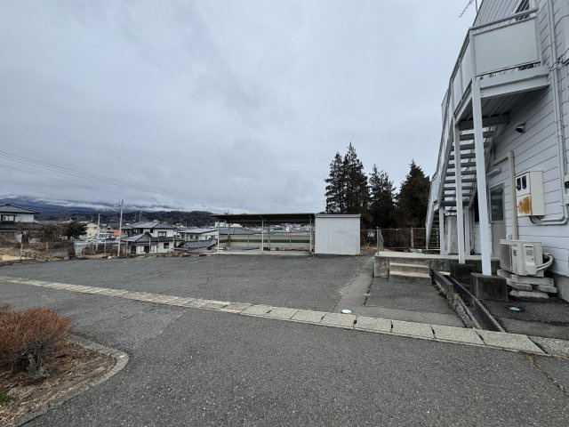 想定年間賃料　180万　想定利回り　8.1％　鉄骨造の駐車場