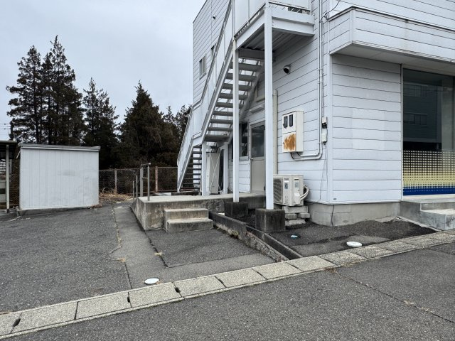 想定年間賃料　180万　想定利回り　8.1％　鉄骨造の駐車場