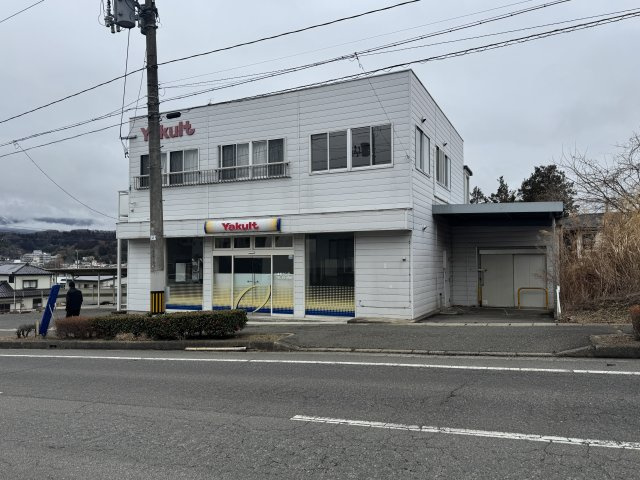 想定年間賃料　180万　想定利回り　8.1％　鉄骨造の外観