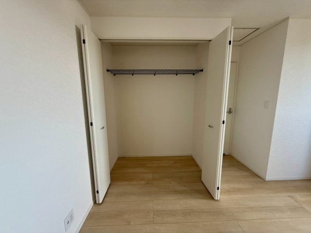 クレイドルガーデン宜野座村漢那 第２・２号棟の収納|２階主寝室7.5帖に設置されたクローゼット収納