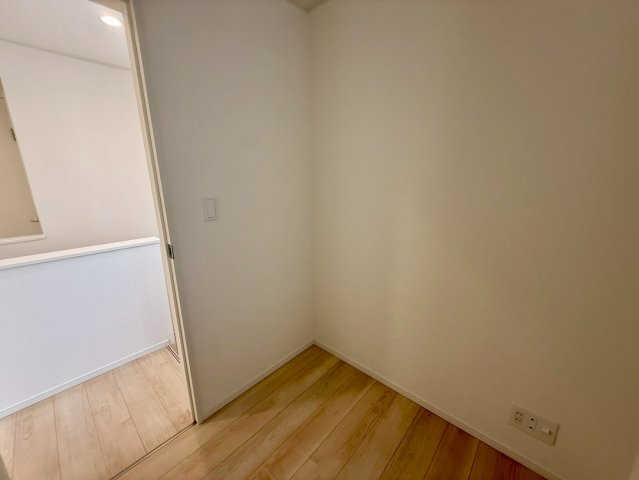 クレイドルガーデン宜野座村漢那 第２・２号棟の洋室|用途多彩な２階テレワークルーム２帖／在宅ワークもしっかり集中できる空間◎