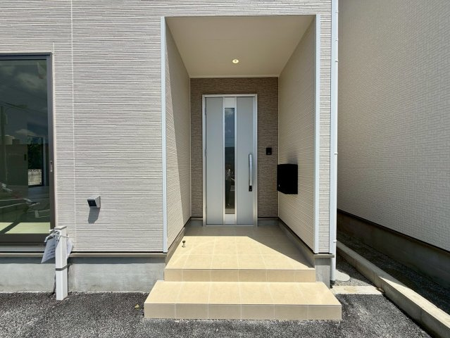 クレイドルガーデン宜野座村漢那 第２・２号棟の玄関|屋根付きで置き配スペースも確保できる玄関ポーチ／人感センサー付き玄関灯・TVモニター付きインターフォン・防犯カメラ