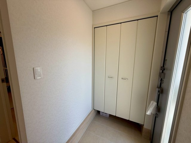 クレイドルガーデン宜野座村漢那 第２・２号棟の収納|可動式棚付きで収納力抜群のシューズクローゼット
