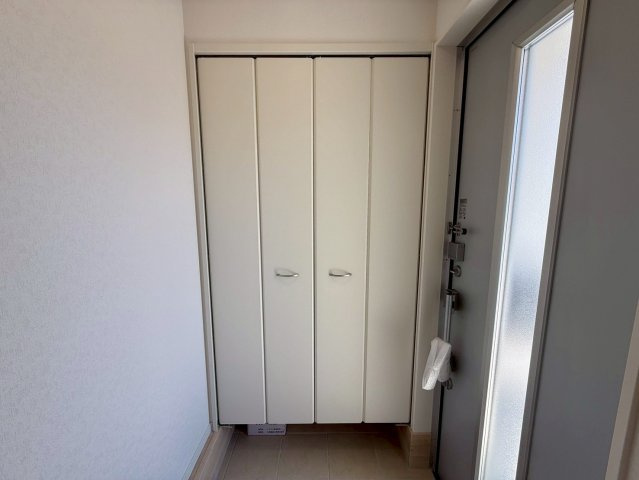 クレイドルガーデン宜野座村漢那 第２・２号棟の収納|可動式棚付きで収納力抜群のシューズクローゼット