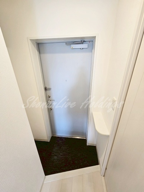 エフ・パークレジデンス東神奈川の玄関|シューズボックスございます♪