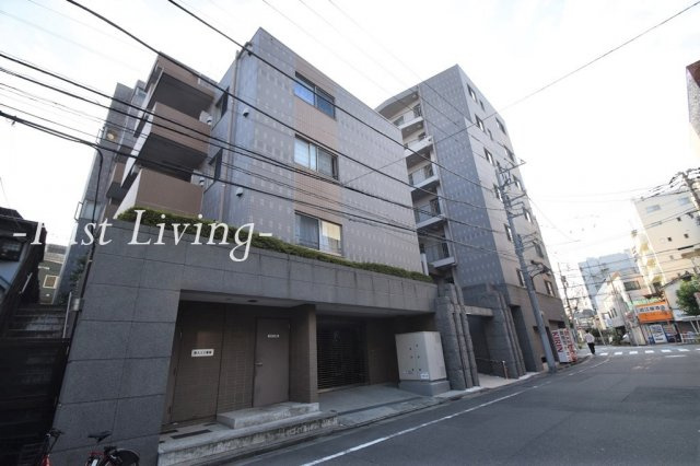 エスティメゾン四谷坂町のエントランス