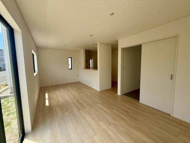 クレイドルガーデン宜野座村漢那 第２・３号棟の居間・リビング|明るくゆったりとしたLDK16.2帖＋洋風和室4.5帖／対面式キッチン