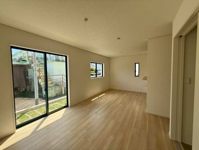 クレイドルガーデン宜野座村漢那 第２・３号棟の居間・リビング|掃き出し窓付きで明るくゆったりとしたLDK16.2帖＋洋風和室4.5帖