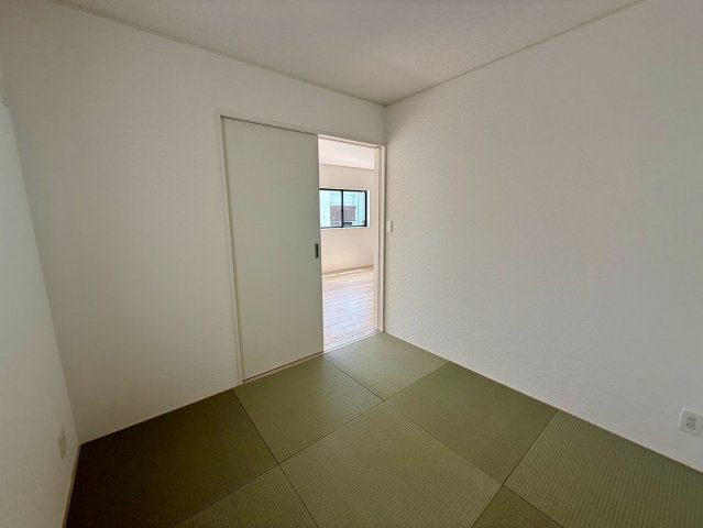 クレイドルガーデン宜野座村漢那 第２・３号棟の和室|リビングから目が届くので安心！遊び場やお昼寝スペースとしても活躍する洋風和室4.5帖
