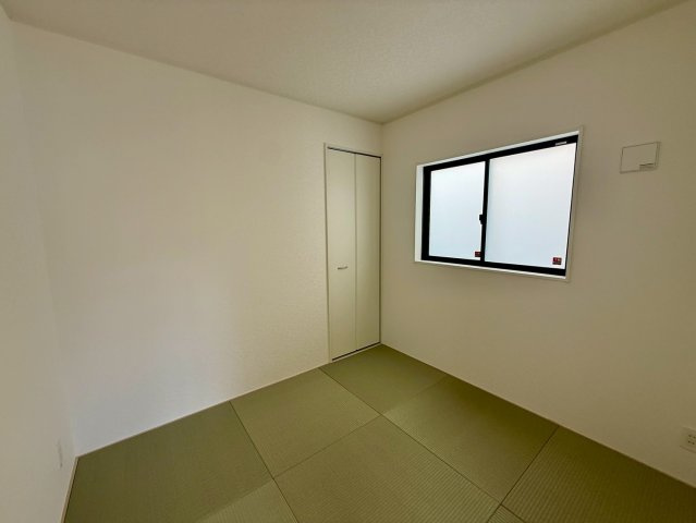 クレイドルガーデン宜野座村漢那 第２・３号棟の和室|リビングから目が届くので安心！遊び場やお昼寝スペースとしても活躍する洋風和室4.5帖
