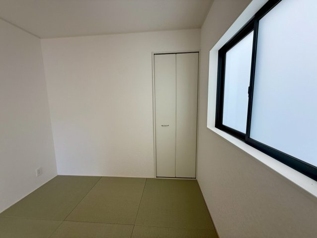 クレイドルガーデン宜野座村漢那 第２・３号棟の和室|生活に和の趣をもたらす畳の部屋4.5帖には押し入れ収納を設置◎