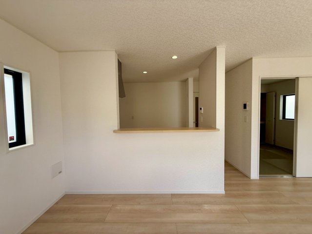 クレイドルガーデン宜野座村漢那 第２・３号棟の居間・リビング|リビングを見渡せるので、料理中も家族との時間を楽しめる対面キッチン
