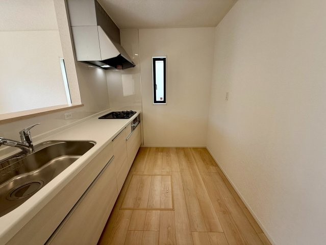 クレイドルガーデン宜野座村漢那 第２・３号棟のキッチン|会話の弾む対面式のシステムキッチン・換気窓＆床下収納付き