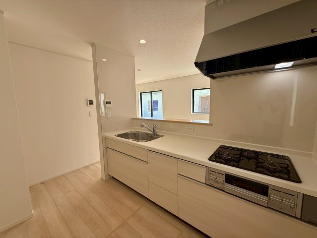 クレイドルガーデン宜野座村漢那 第２・３号棟のキッチン|奥行があり家事がしやすい対面式のシステムキッチン