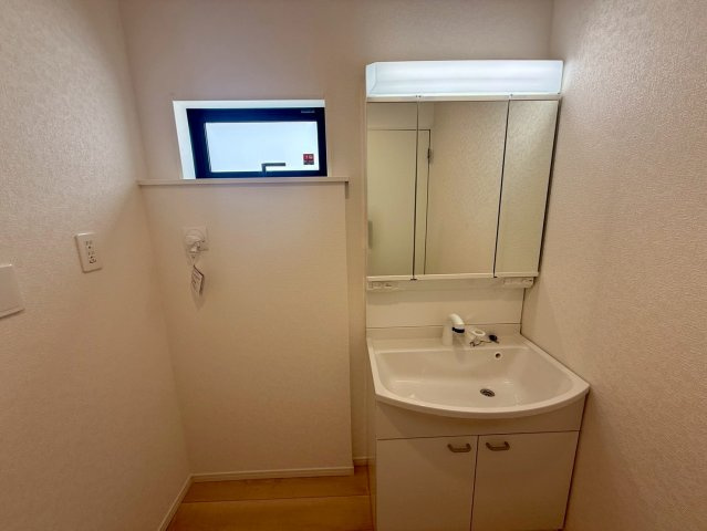 クレイドルガーデン宜野座村漢那 第２・３号棟の独立洗面台|ハンドシャワー付き洗面化粧台＆洗濯機置場／洗面室に窓