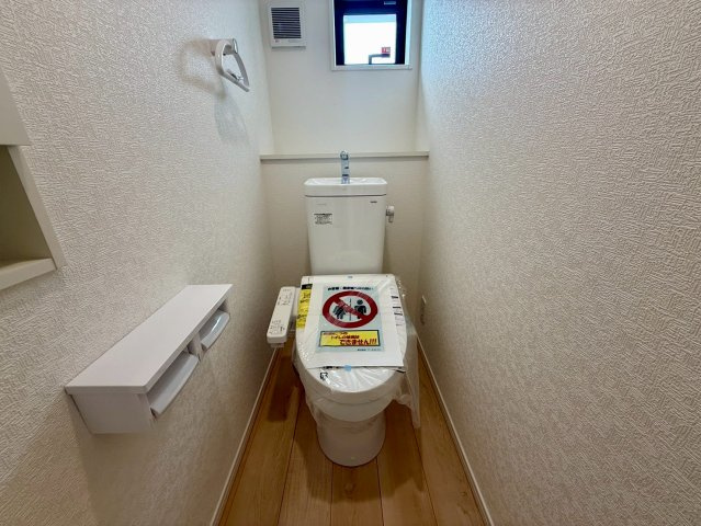 クレイドルガーデン宜野座村漢那 第２・３号棟のトイレ|１階トイレ・換気窓＆収納棚付き／温水洗浄便座