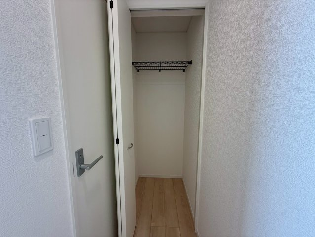 クレイドルガーデン宜野座村漢那 第２・３号棟の収納|２階廊下に設置された便利なクローゼット収納
