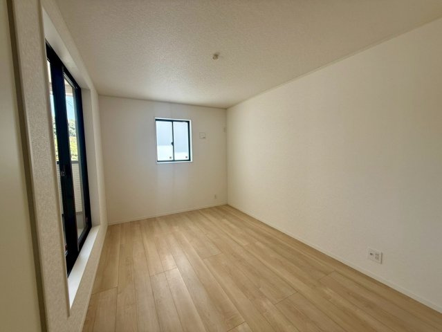 クレイドルガーデン宜野座村漢那 第２・３号棟の洋室|二面採光の２階主寝室7.2帖／バルコニー出入口付き