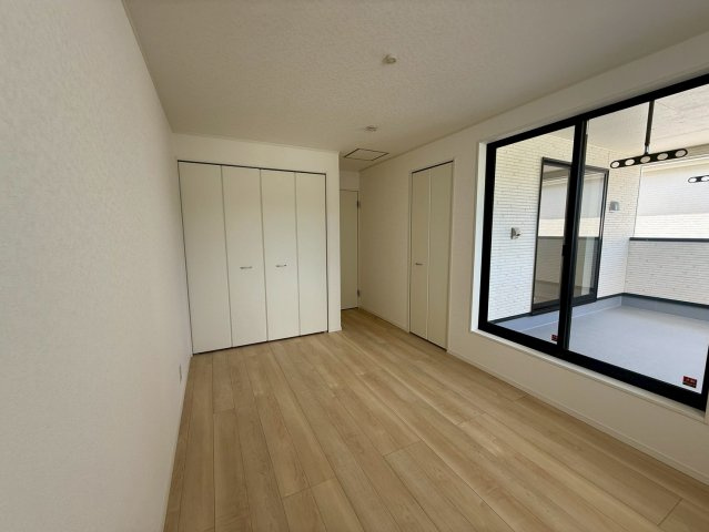 クレイドルガーデン宜野座村漢那 第２・３号棟の洋室|二面採光の２階主寝室7.2帖／バルコニー出入口＆クローゼット収納付き