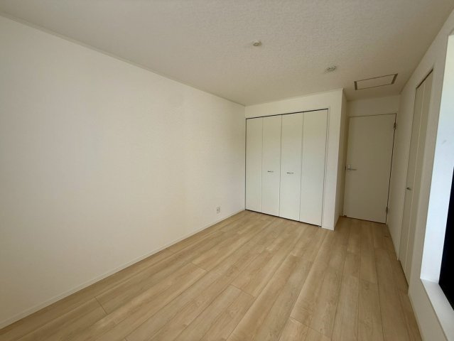 クレイドルガーデン宜野座村漢那 第２・３号棟の洋室|２階主寝室7.2帖／バルコニー出入口＆クローゼット収納付き