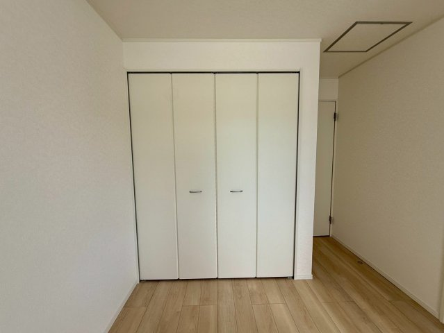 クレイドルガーデン宜野座村漢那 第２・３号棟の収納|２階主寝室7.2帖に設置されたクローゼット収納大